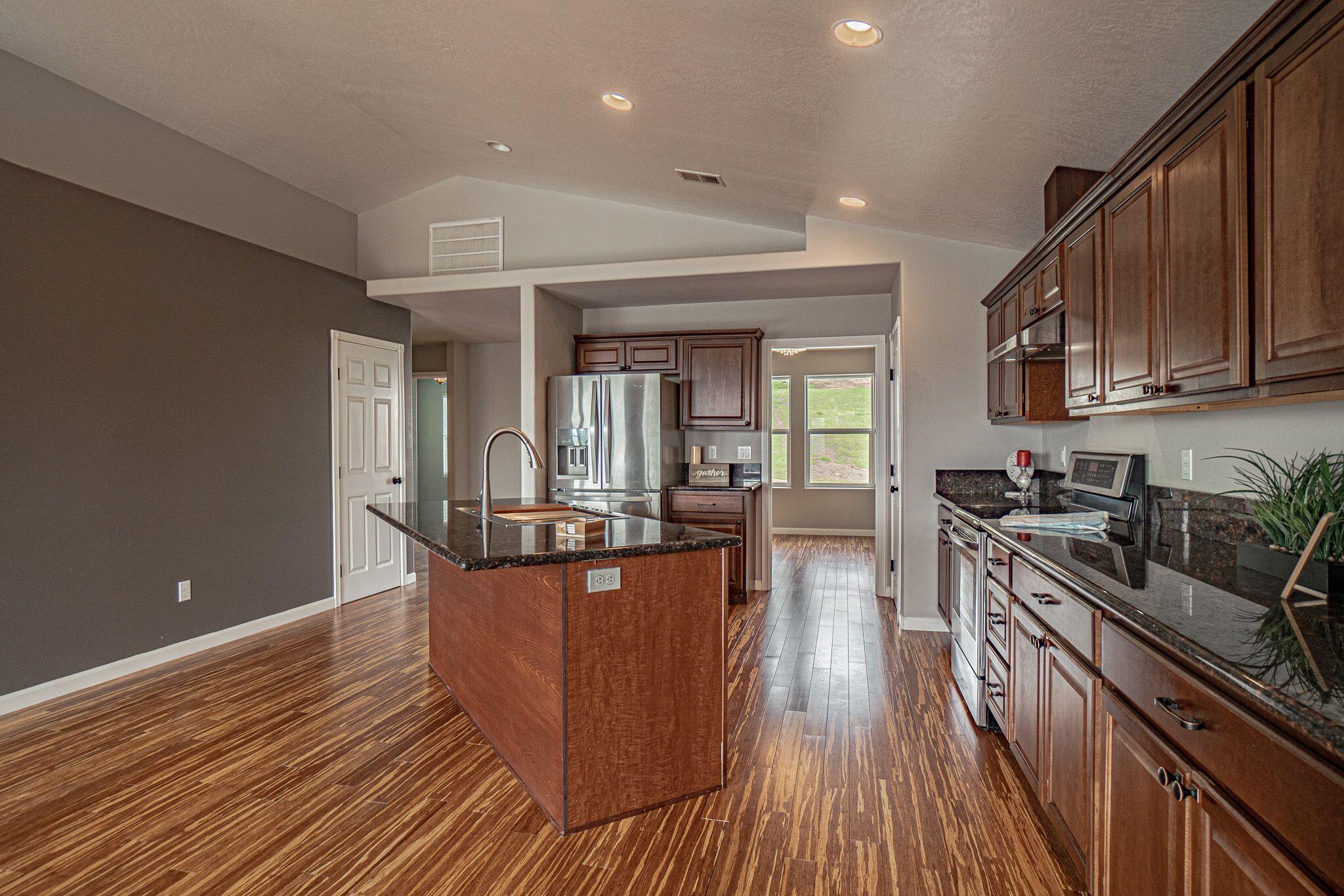 1020 Azure Way Eagle Point, OR 97524 - Photo 17 of 51 emFrq70c