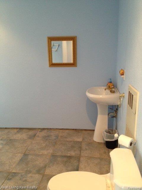 2681 Glouchester Road Rochester, MI 48309 - Photo 10 of 22 Shower bath off pool area.jpg
