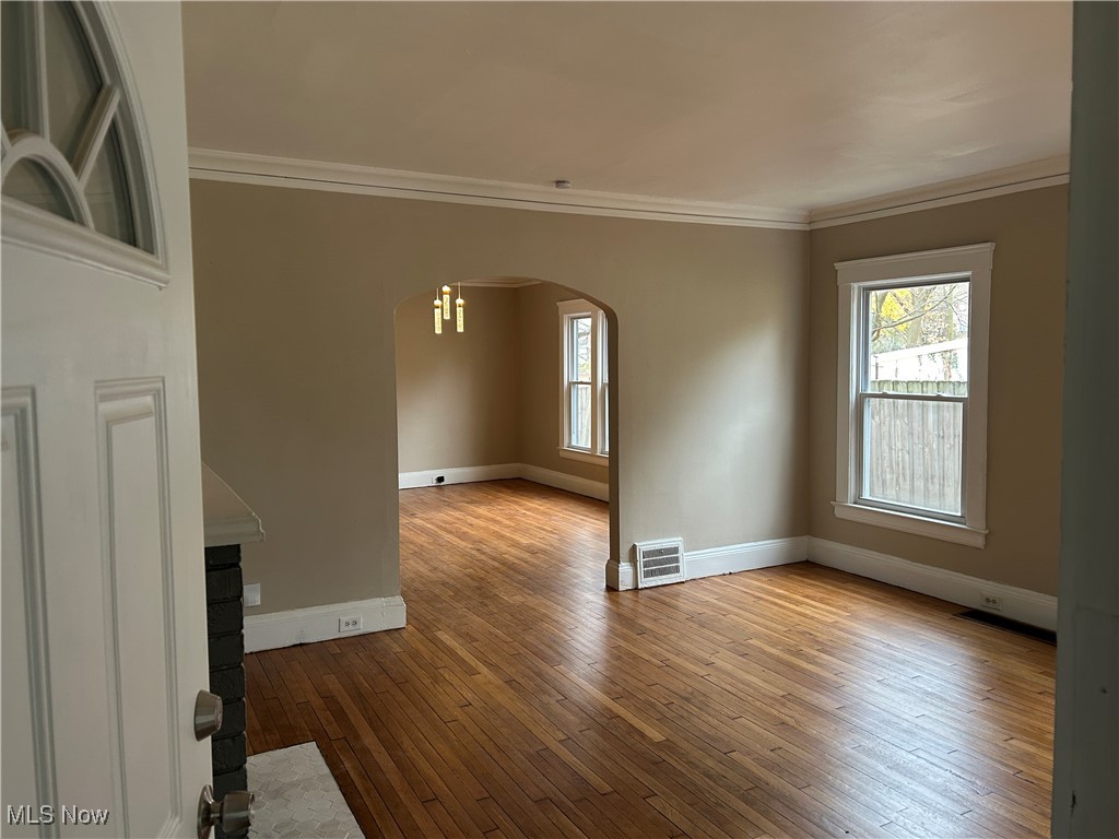 3235 Oak Road Cleveland, OH 44118 - Photo 3 of 47 Living Room