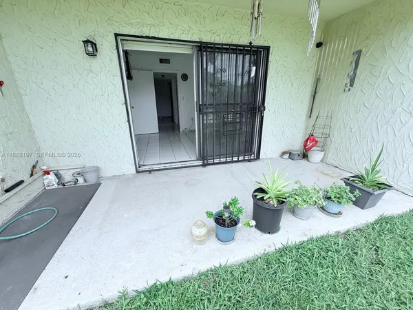 a view of a backyard