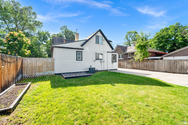 446 South 300 East Provo, UT 84606 - Photo 8 of 32 Expansive green lawn with a wood fence perimeter