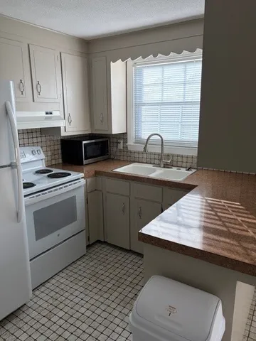 $2,500 | 22 Laurel Lane, Unit 2, Lincoln, RI 02865