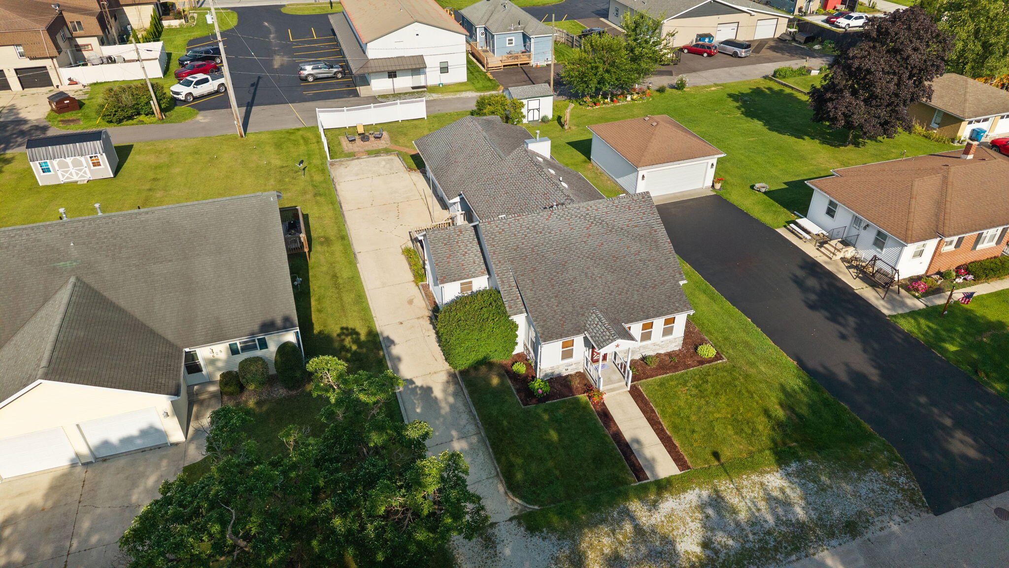 622 Azalea Street Southeast DeMotte, IN 46310 - Photo 4 of 41 2048x1152