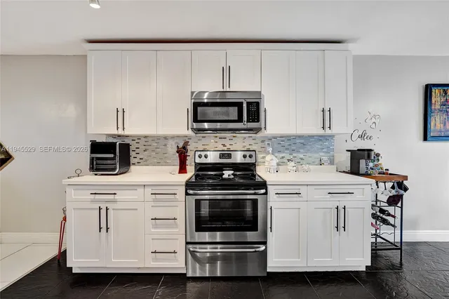 $374,900 | 3301 Raleigh Street, Unit 4E, Hollywood, FL 33021