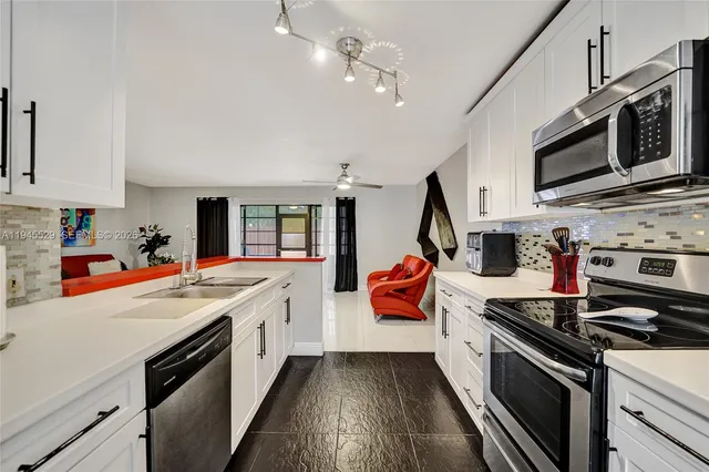 $374,900 | 3301 Raleigh Street, Unit 4E, Hollywood, FL 33021