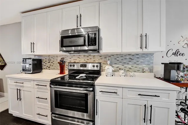 $374,900 | 3301 Raleigh Street, Unit 4E, Hollywood, FL 33021