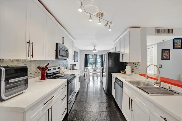 $374,900 | 3301 Raleigh Street, Unit 4E, Hollywood, FL 33021