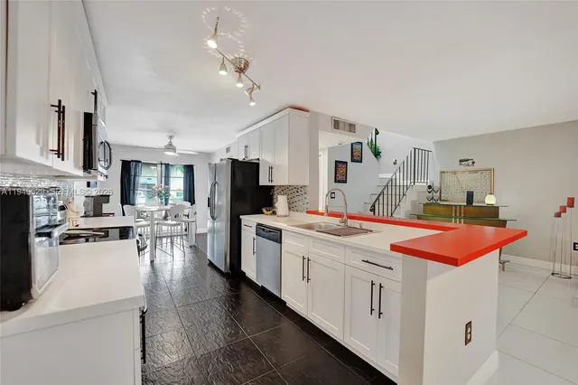 $374,900 | 3301 Raleigh Street, Unit 4E, Hollywood, FL 33021