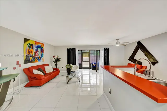 $374,900 | 3301 Raleigh Street, Unit 4E, Hollywood, FL 33021