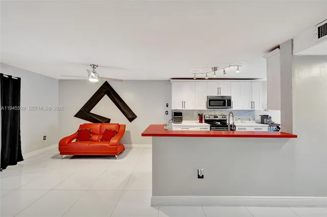 $374,900 | 3301 Raleigh Street, Unit 4E, Hollywood, FL 33021