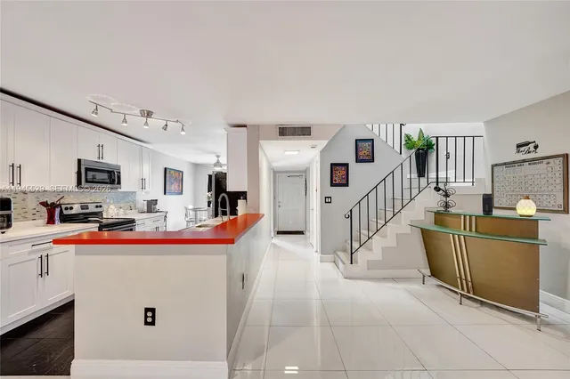 $374,900 | 3301 Raleigh Street, Unit 4E, Hollywood, FL 33021