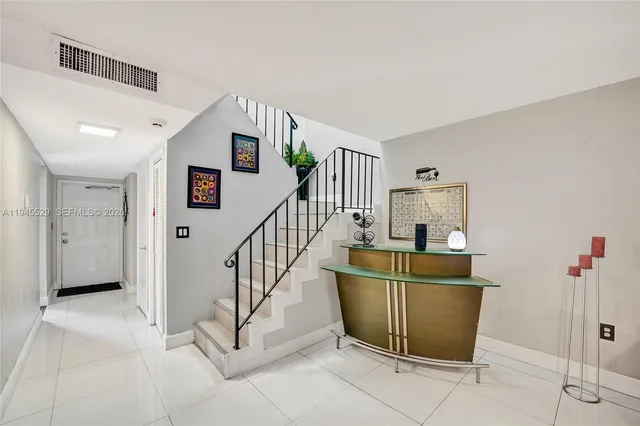 $374,900 | 3301 Raleigh Street, Unit 4E, Hollywood, FL 33021