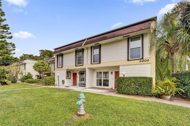 $374,900 | 3301 Raleigh Street, Unit 4E, Hollywood, FL 33021