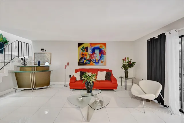 $374,900 | 3301 Raleigh Street, Unit 4E, Hollywood, FL 33021