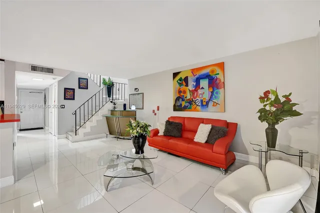 $374,900 | 3301 Raleigh Street, Unit 4E, Hollywood, FL 33021