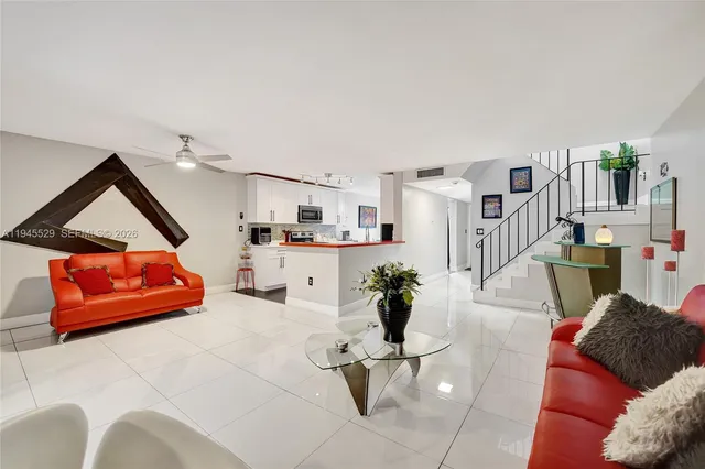 $374,900 | 3301 Raleigh Street, Unit 4E, Hollywood, FL 33021