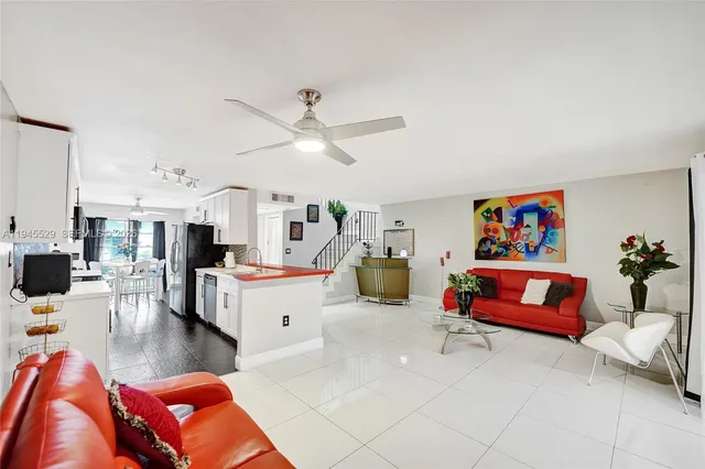 $374,900 | 3301 Raleigh Street, Unit 4E, Hollywood, FL 33021