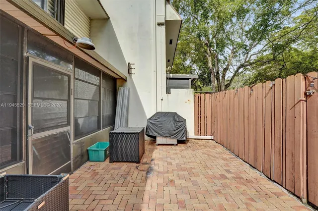 $374,900 | 3301 Raleigh Street, Unit 4E, Hollywood, FL 33021