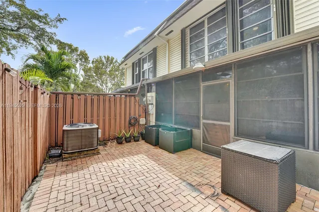 $374,900 | 3301 Raleigh Street, Unit 4E, Hollywood, FL 33021