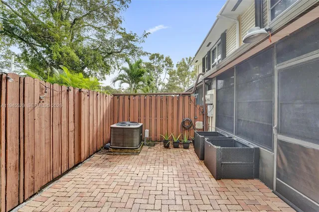 $374,900 | 3301 Raleigh Street, Unit 4E, Hollywood, FL 33021