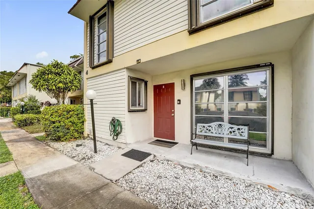 $374,900 | 3301 Raleigh Street, Unit 4E, Hollywood, FL 33021