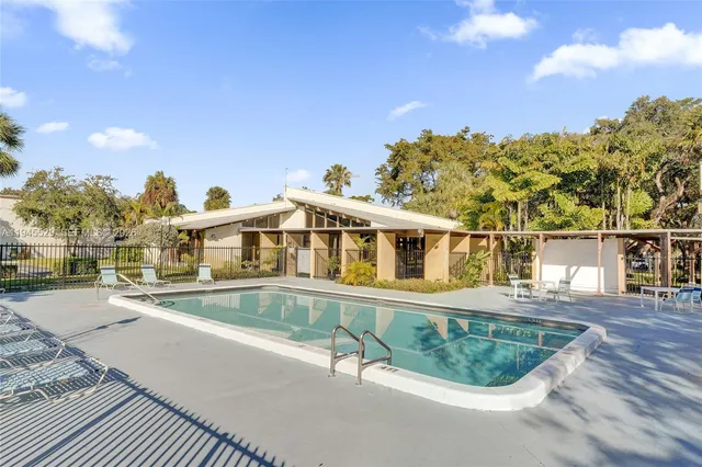 $374,900 | 3301 Raleigh Street, Unit 4E, Hollywood, FL 33021