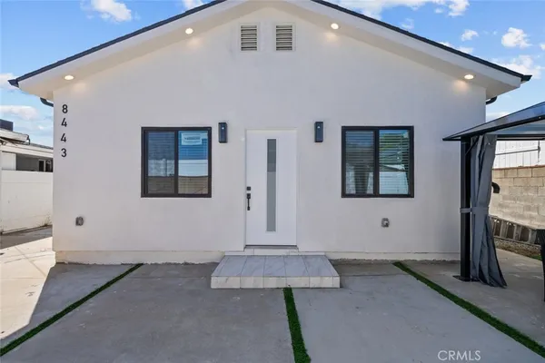 a view of entryway with livingroom