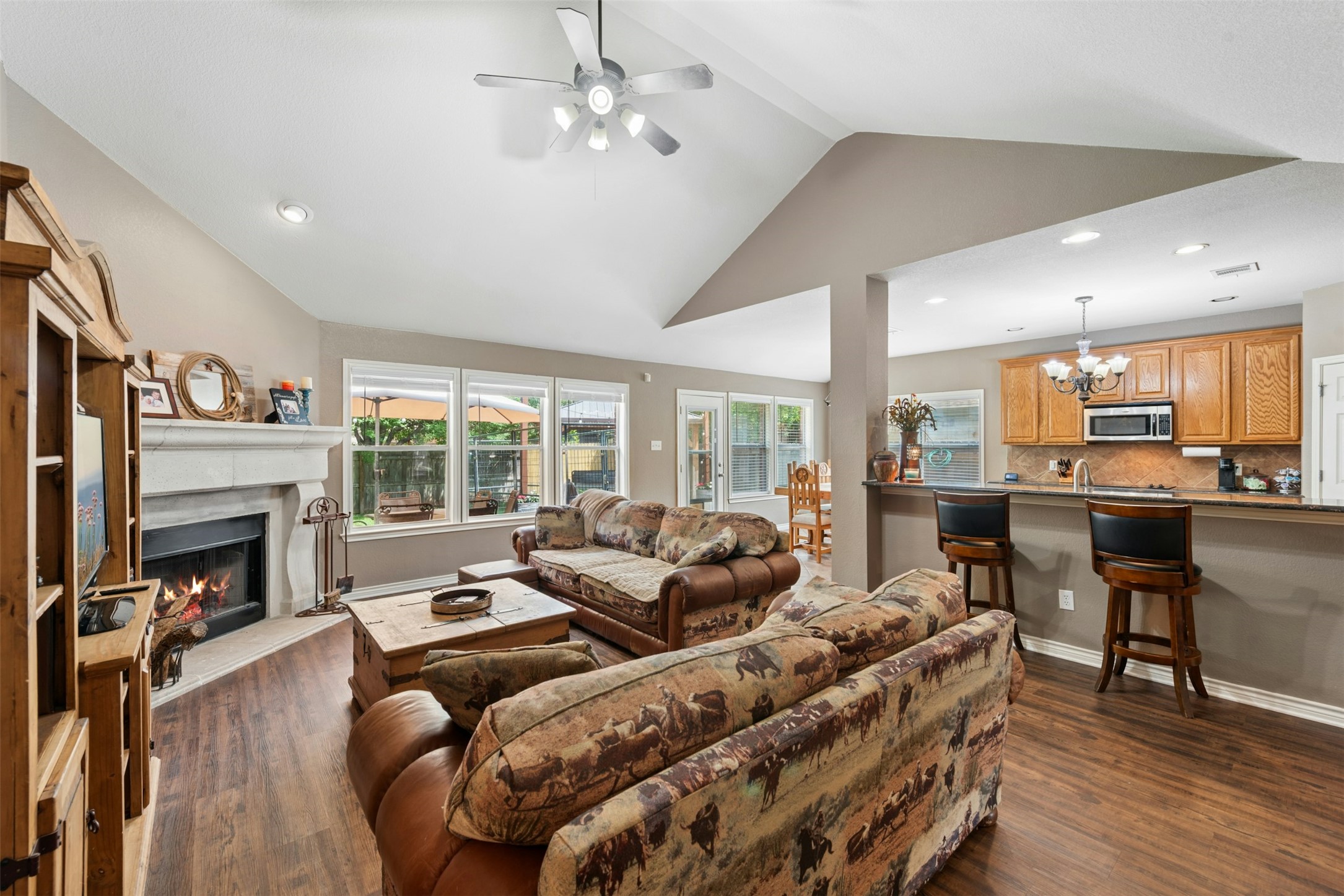 30013 Edgewood Drive Georgetown, TX 78628 - Photo 7 of 39 Great area for entertaining and family gatherings. Spacious breakfast bar for dining or serving food to your guests.