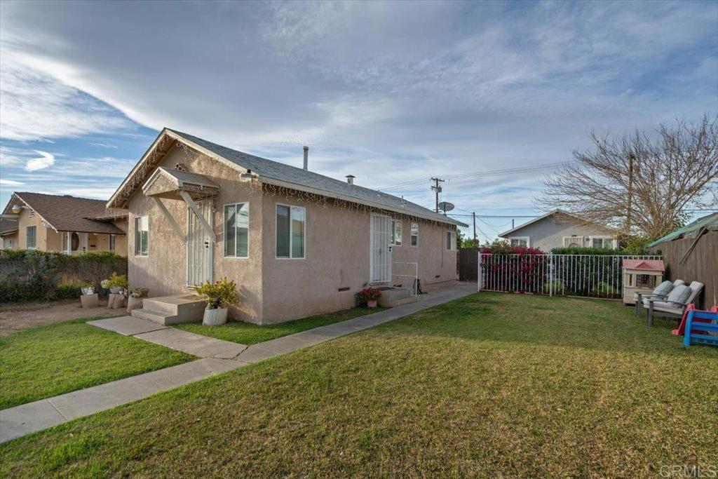 347 East B Street Brawley, CA 92227 - Photo 1 of 39