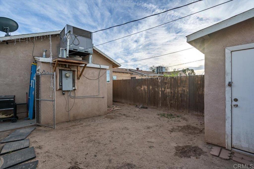 347 East B Street Brawley, CA 92227 - Photo 5 of 39