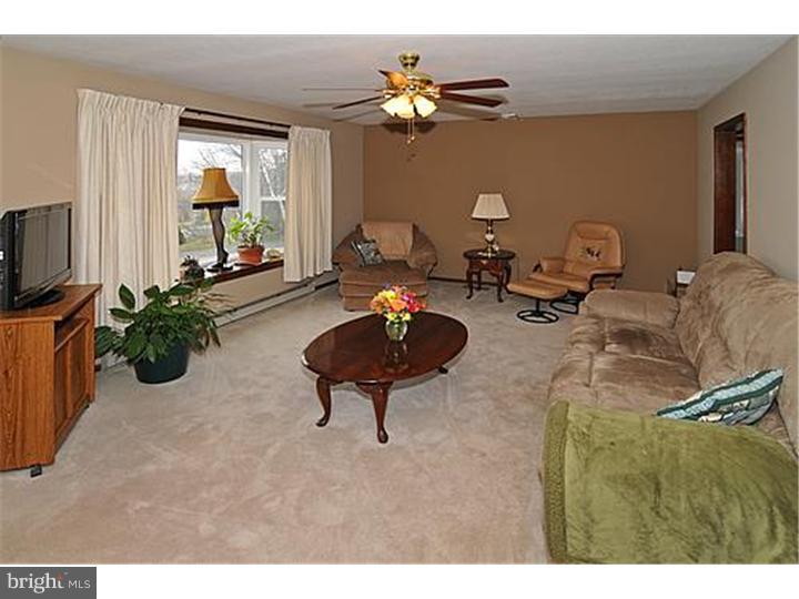 3976 State Road Coopersburg, PA 18036 - Photo 4 of 18 Living Room