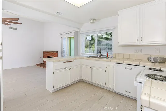 en view of a room with windows