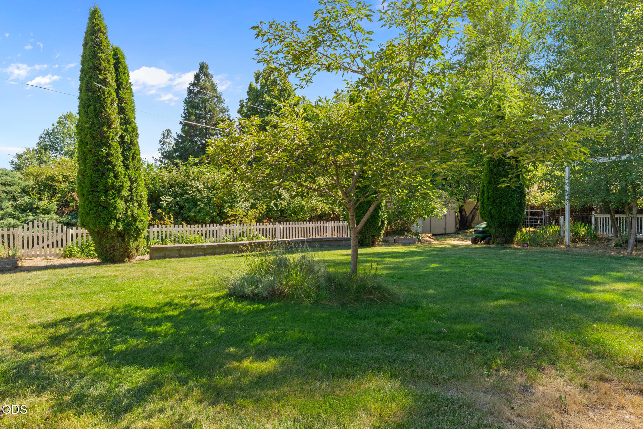 690 Foots Creek Road Gold Hill, OR 97525 - Photo 36 of 45 a view of a park with large trees