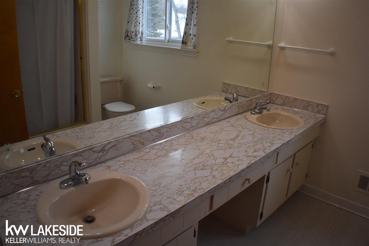 16530 Levan Road Livonia, MI 48154 - Photo 32 of 53 50068183-31.JPG