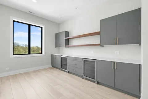 $8,000 | 1331 West Taylor Street, Unit 4, Chicago, IL 60607