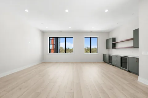 $8,000 | 1331 West Taylor Street, Unit 4, Chicago, IL 60607