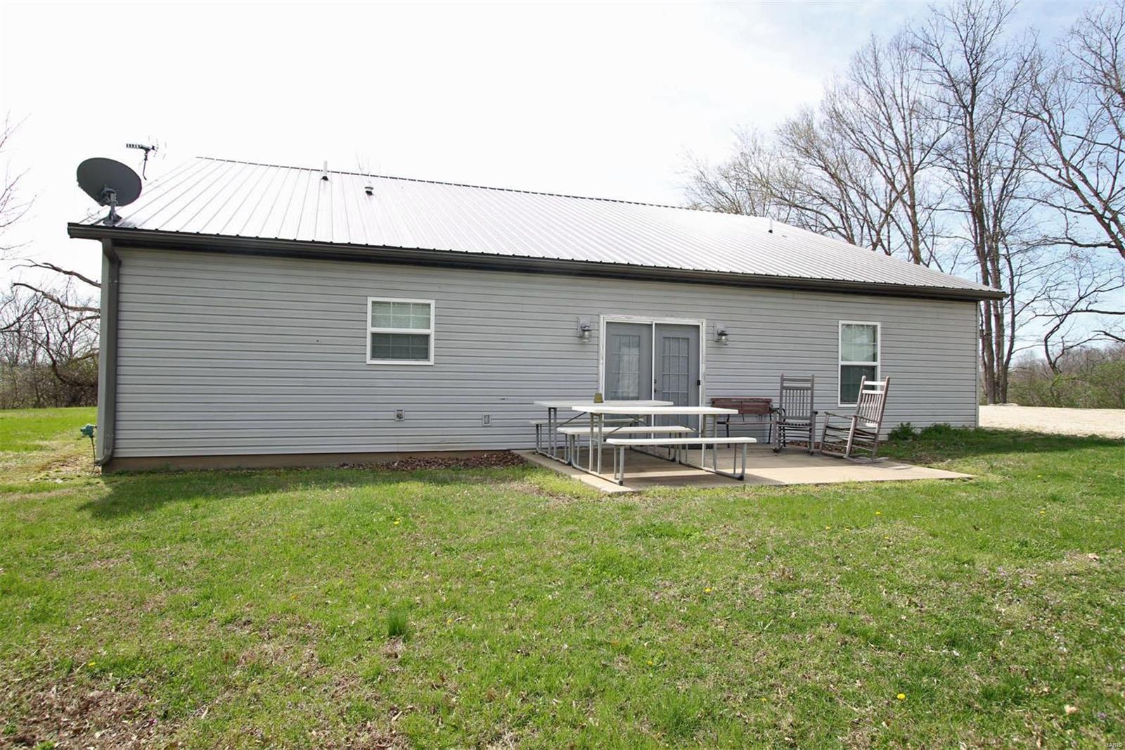245 Southeast 200 Avenue Carrollton, IL 62016 - Photo 12 of 34