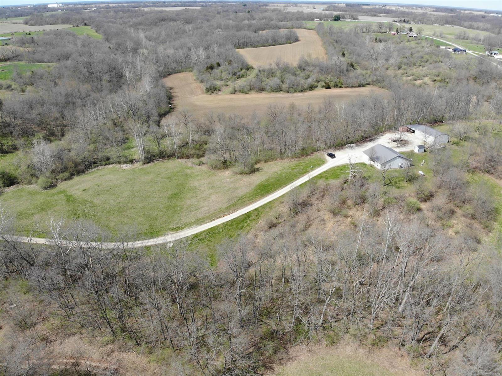 245 Southeast 200 Avenue Carrollton, IL 62016 - Photo 4 of 34