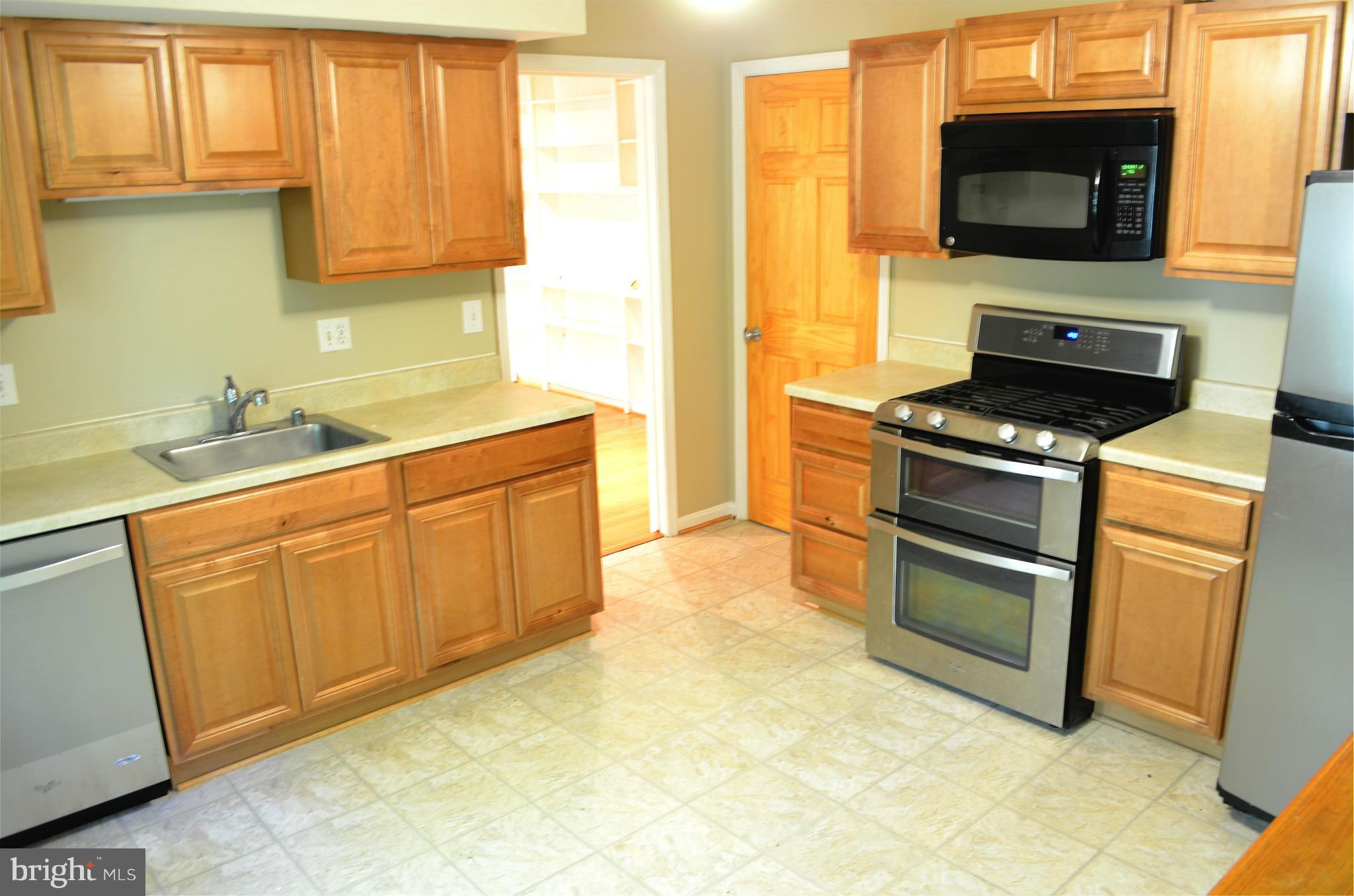 2528 Pinoak Lane Reston, VA 20191 - Photo 3 of 15 Kitchen