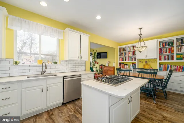 $735,000 | 13082 Park Crescent Circle, Herndon, VA 20171