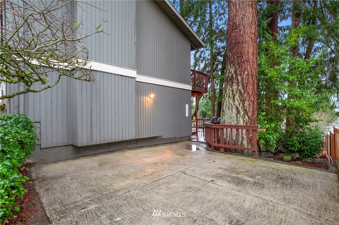 10727 126th Avenue Northeast Kirkland, WA 98033 - Photo 31 of 40 a view of a backyard with pathway
