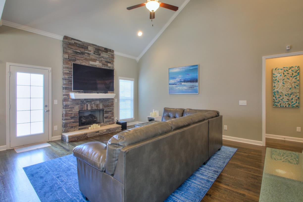 I love the stone all the way up to the ceiling!