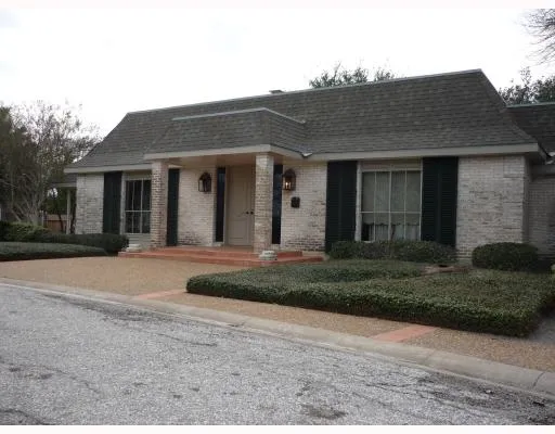 a view of a yard in front of a house