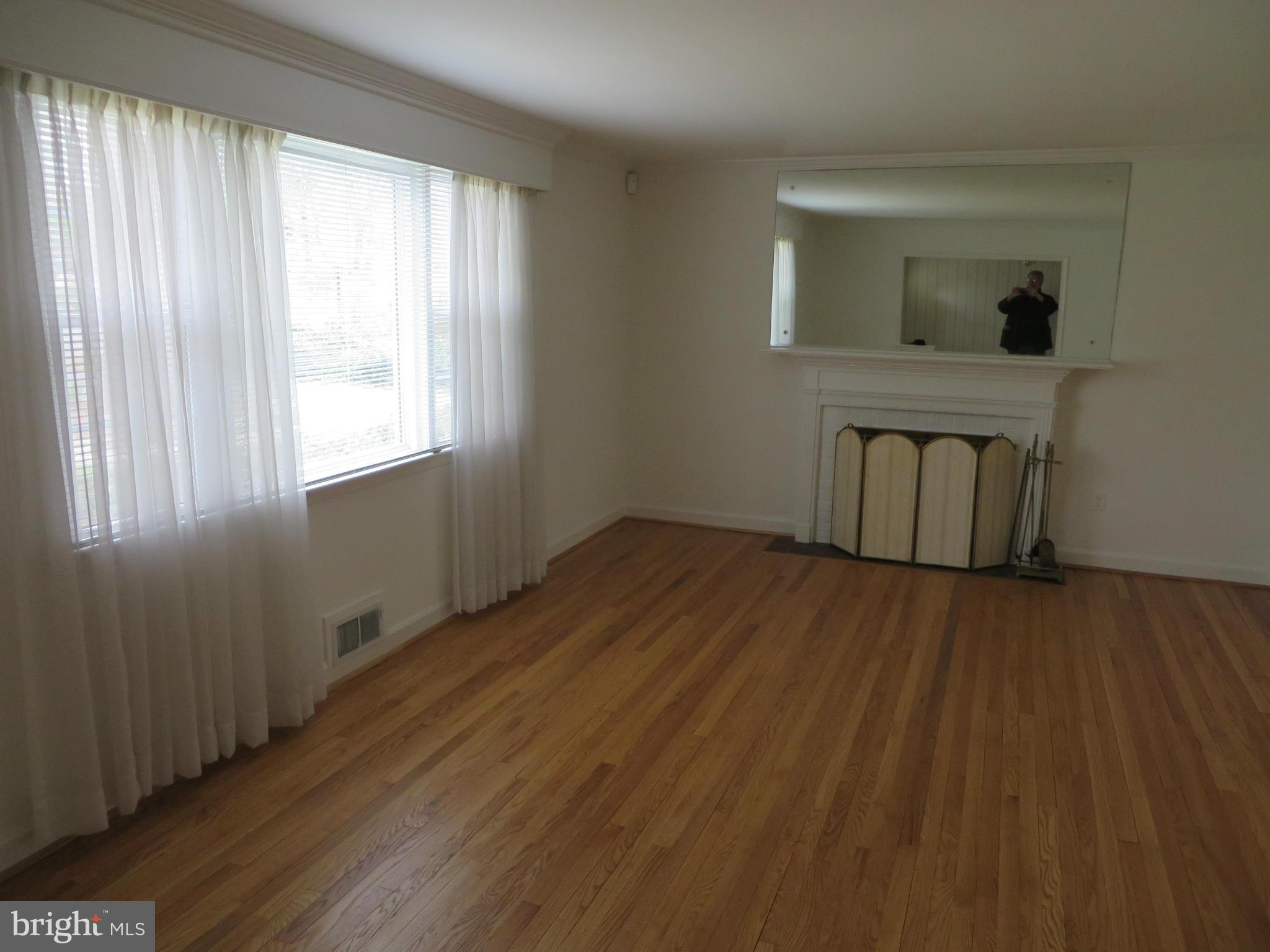 10332 Parkman Road Silver Spring, MD 20903 - Photo 4 of 27 Living Room