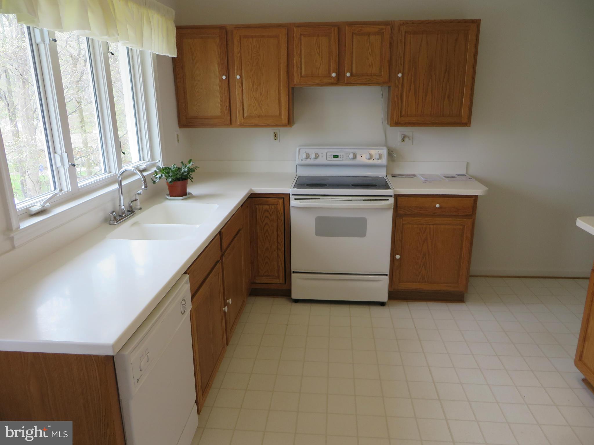 10332 Parkman Road Silver Spring, MD 20903 - Photo 6 of 27 Kitchen
