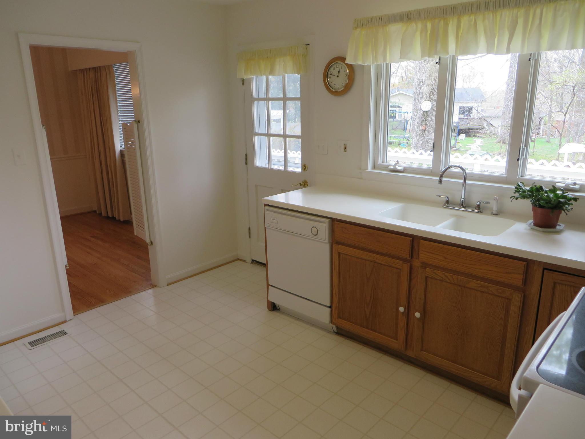 10332 Parkman Road Silver Spring, MD 20903 - Photo 8 of 27 Kitchen