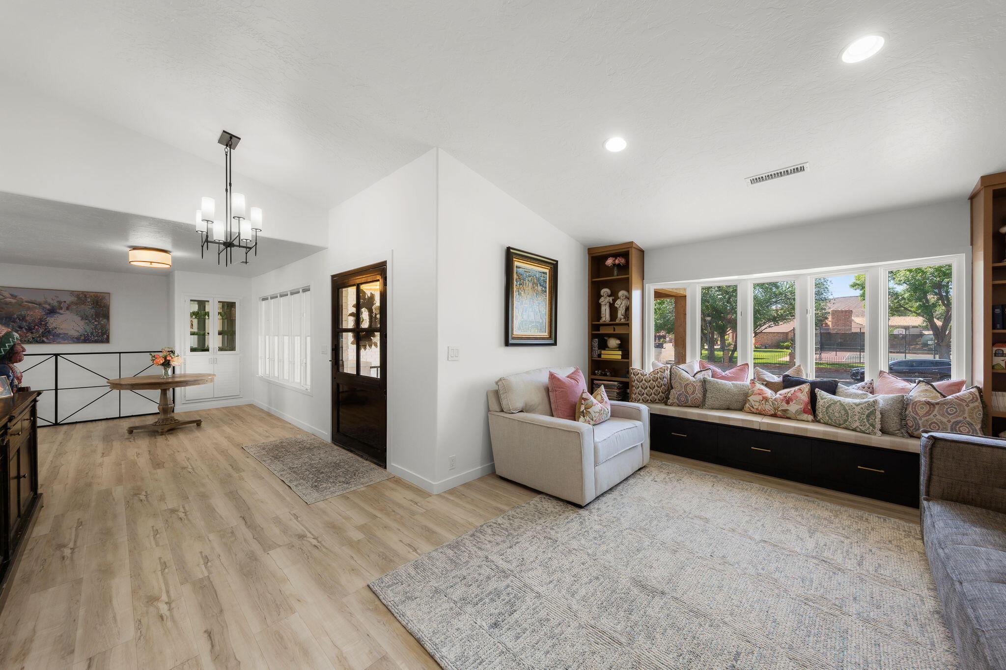 558 Del Mar Drive St. George, UT 84790 - Photo 6 of 74 Front living room