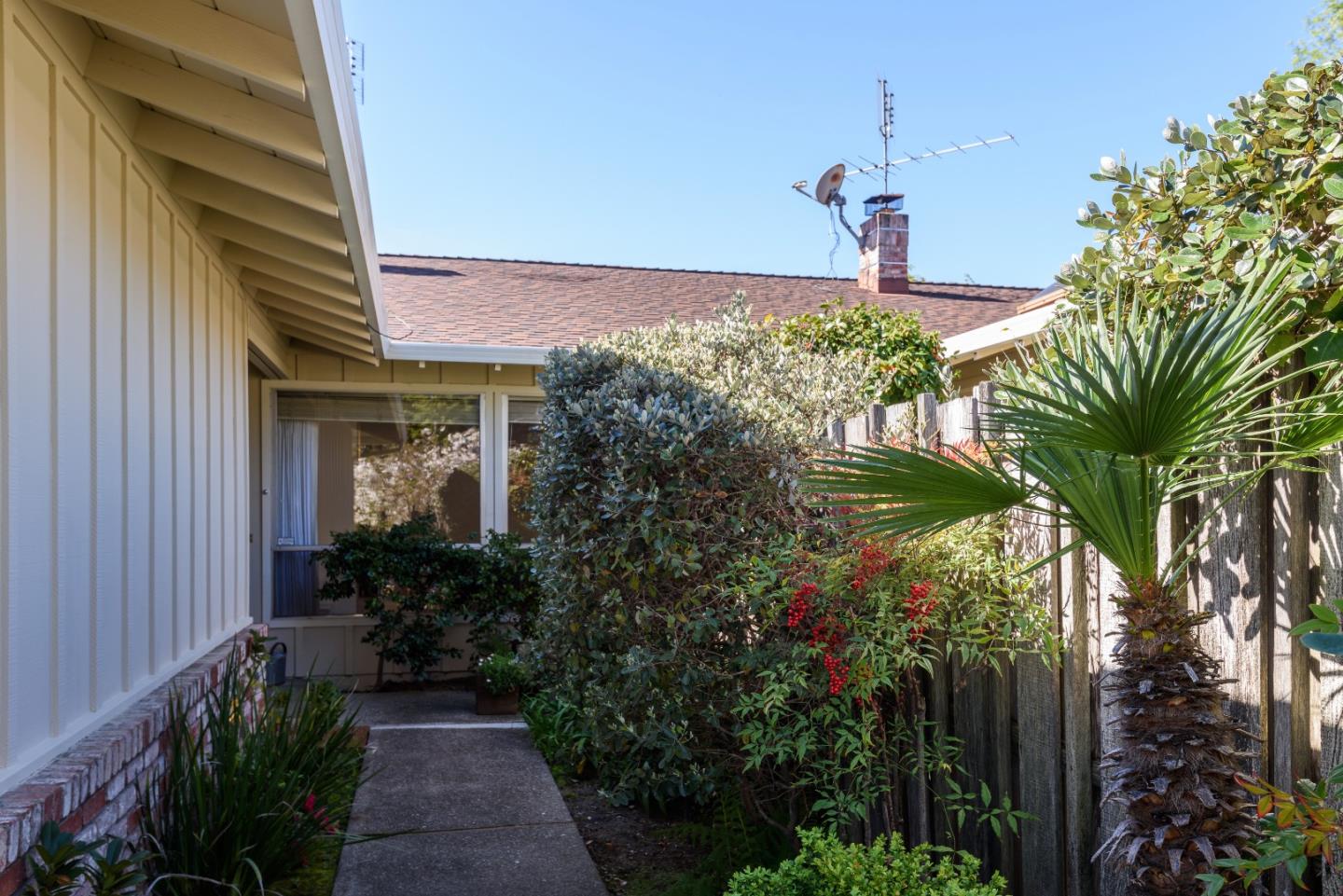 2262 Sharon Road Menlo Park, CA 94025 - Photo 2 of 17