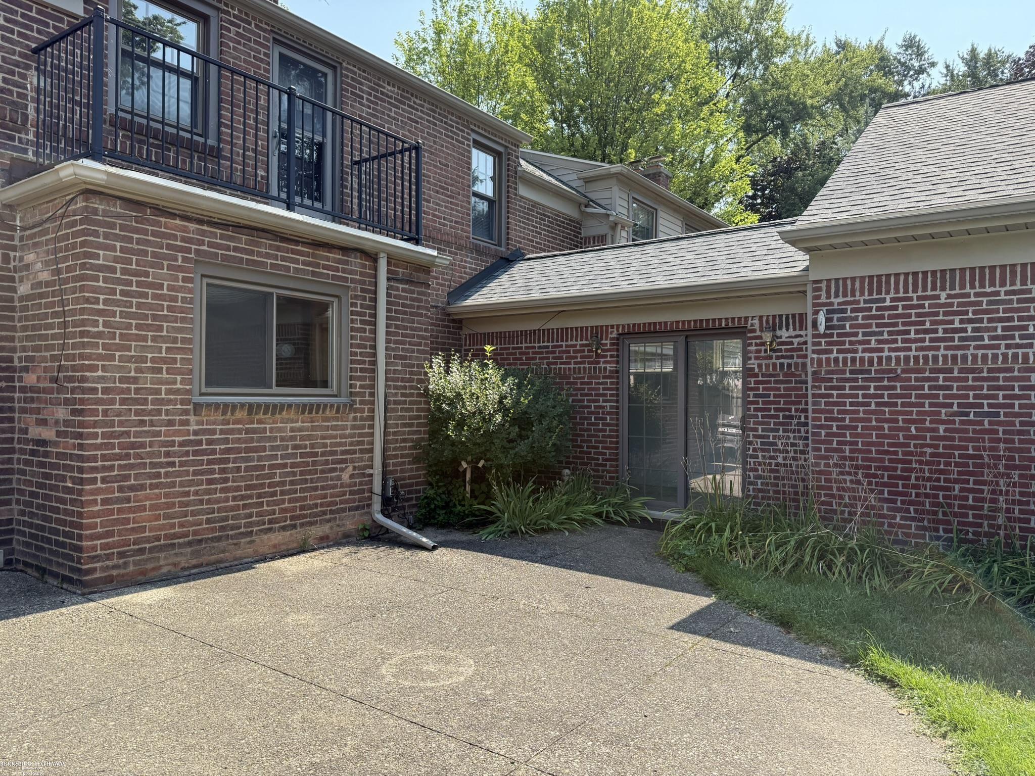 271 Moross Road Grosse Pointe, MI 48236 - Photo 2 of 10 50183832-4c24ab5a-1d2c-4be3-90ce-1ca2f0389990.JPG