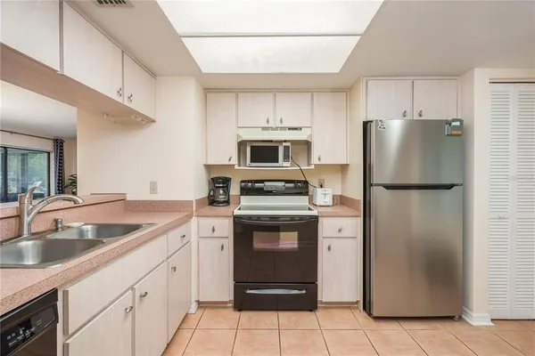 $1,950 | 2713 Countryside Boulevard, Unit 108, Clearwater, FL 33761